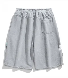 Détail de la poche arrière et de la taille élastique d'un short gris texturé gaufre