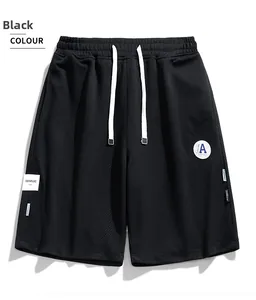 Détail d'un short de sport noir avec texture gaufrée et taille élastique à cordon