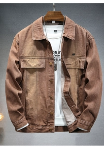 Dettaglio della giacca di jeans marrone vintage con colletto classico e taschini