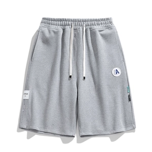 Short décontracté gris avec cordon, écussons sportifs et tissu sergé texturé