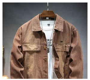 Dettaglio di una giacca di jeans marrone lavaggio vintage con colletto classico