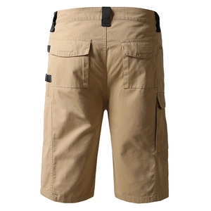 Detailansicht der Rückseite der khakifarbenen Cargo-Shorts mit Pattentaschen und Gurtband