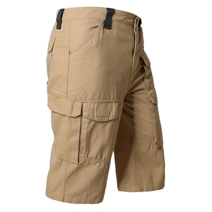 Nahaufnahme der khakifarbene Cargoshorts mit großen Klapptaschen und robusten Nähten