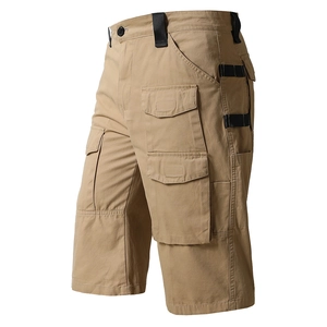 Detail der khakifarbenen Cargo-Shorts mit robustem Baumwollstoff und Multi-Pocket-Design