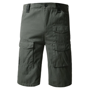 Detail von Cargo-Shorts in Militärgrün mit robustem Stoff und großen Seitentaschen