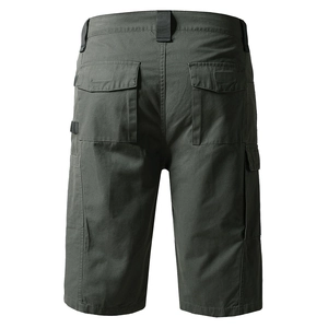 Detailansicht der militärgrünen Cargoshorts mit robustem Stoff und Gesäßpattentaschen