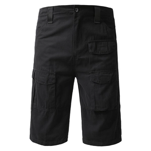 Detailaufnahme der taktischen Cargo-Shorts mit vielen Klappentaschen und strapazierfähigem schwarzen Stoff