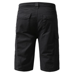 Detailansicht schwarzer Cargo-Shorts mit hinteren Pattentaschen und robustem Baumwollköper