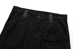 Details schwarzer Cargo-Shorts mit Taillenknöpfen und funktionellen 3D-Klapptaschen