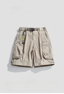 Détail d'un short cargo kaki clair avec taille élastique à cordon et boucle de ceinture