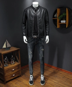 Gros plan d'un blouson motard en cuir noir pour homme avec une ceinture à relief