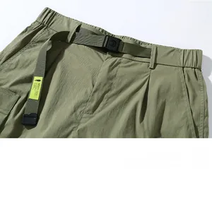 Détail de la taille du short cargo vert armée avec ceinture en nylon et boucle robuste