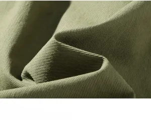 Gros plan du tissu sergé vert militaire montrant la texture durable du short cargo