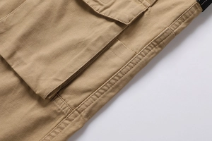 Detailansicht der khakifarbenen Cargo-Shorts mit Baumwolltwill und großer Pattentasche