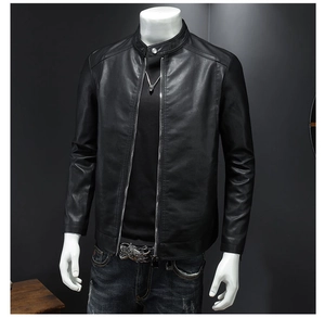 Vue détaillée de la veste de motard noire pour homme avec col montant classique et zip en métal