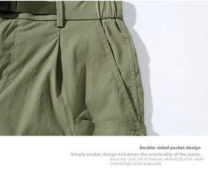 Détail du short cargo vert armée avec taille élastique et ceinture en nylon à boucle