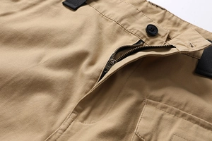Detailansicht der Khaki-Cargohose mit Metallreißverschluss, Knopf und Baumwoll-Twill-Gewebe