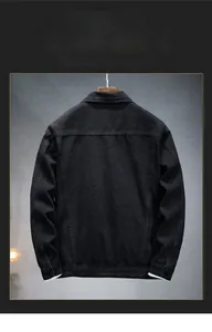 Vista posteriore dettagliata di una giacca di jeans nera slim-fit con cuciture rinforzate e stile