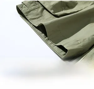 Détail de l'ourlet à double couture sur le short cargo en coton vert armée