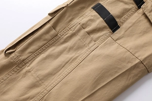 Detailaufnahme der khakifarbenen Cargo-Shorts mit robustem Köperstoff und Mehrfachtaschen