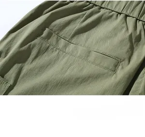 Détail du short cargo vert olive avec taille élastique et couture de la poche arrière