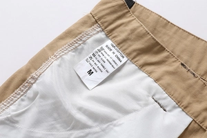 Detailansicht der Khaki-Baumwoll-Cargohose mit Taillennaht und M-Größenetikett