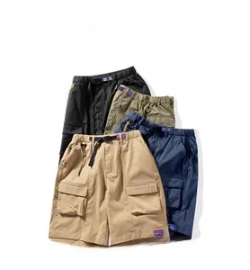 Détail de short cargo avec taille élastique, ceinture à boucle et poches à rabat