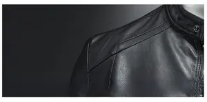 Détail du col montant et des coutures d'une veste de motard en cuir noir pour homme