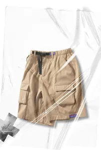 Détail du short cargo kaki avec poches tactiques, boucle de ceinture et texture en sergé