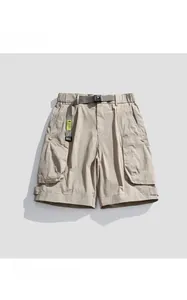 Détail du short cargo kaki avec ceinture réglable et grandes poches 3D pour l'été masculin