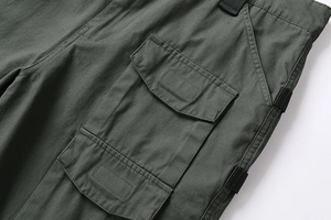 Detail der armygrünen Cargo-Shorts mit 3D-Klappentasche und Ripstop-Gewebe-Textur