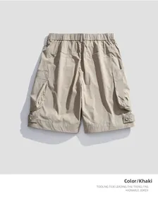 Détail de short cargo kaki avec taille élastique et poches à rabat pratiques