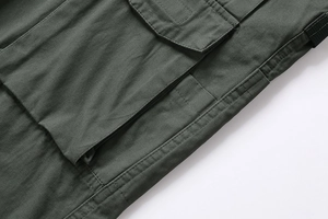 Detail der armygrünen Cargoshorts mit großer Klappentasche und verstärkten Nähten