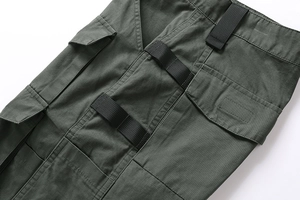 Detailansicht der Cargo-Shorts mit armee-grünem Köperstoff und taktischem schwarzem Gurtband