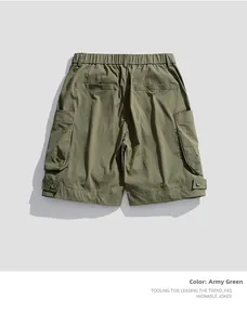 Vue détaillée du short cargo vert armée avec taille élastique, poches arrière et texture sergé