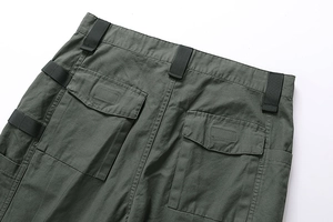 Detailansicht der Cargohose mit olivgrünem Köperstoff und verstärkten Gesäßtaschen