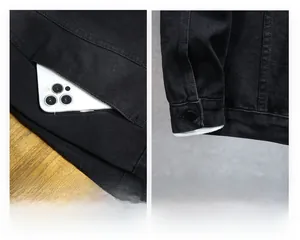 Dettaglio della giacca di jeans nera con tasche per smartphone e polsini con bottoni