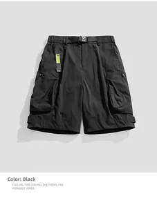 Détail du short cargo noir avec poches utilitaires et ceinture en nylon incluse