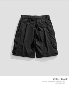 Vue détaillée du short cargo noir avec taille élastique et poches plaquées latérales