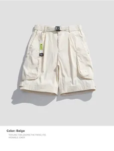 Détail du short cargo beige avec une ceinture à boucle rapide et de grandes poches latérales