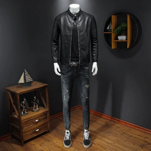 Veste de moto noire pour hommes avec col montant et jean slim délavé vintage