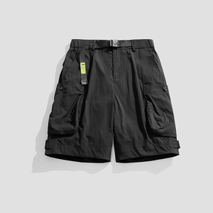 Short cargo noir d'été pour homme avec ceinture intégrée et multiples poches de style