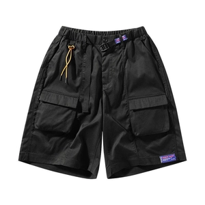 Short cargo noir ample pour hommes avec poches utilitaires et ceinture à boucle réglable