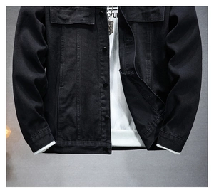 Dettaglio giacca in denim nero con tasche sul petto e chiusura con bottoni in metallo