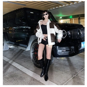 Dettaglio della giacca in similpelle a contrasto in stile streetwear bianco e nero