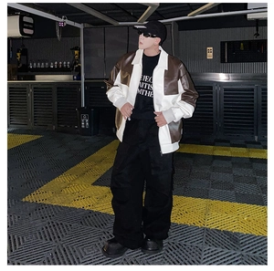Stile streetwear di una giacca in pelle PU color block con patchwork marrone e bianco