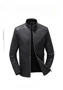 Détail d'une veste de motard noire ajustée avec des motifs matelassés sur les épaules