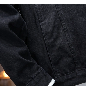 Dettaglio della giacca di jeans nera con cuciture di precisione e tessuto in twill denso