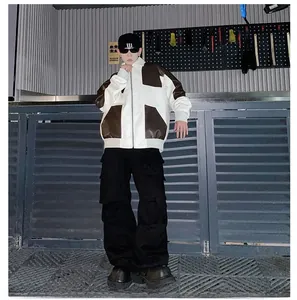 Dettaglio giacca da uomo in pelle PU color-block con polsini a coste e stile streetwear