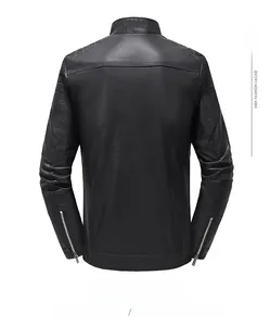 Détail d'une veste de moto noire avec surpiqûres en losanges sur les épaules et le dos